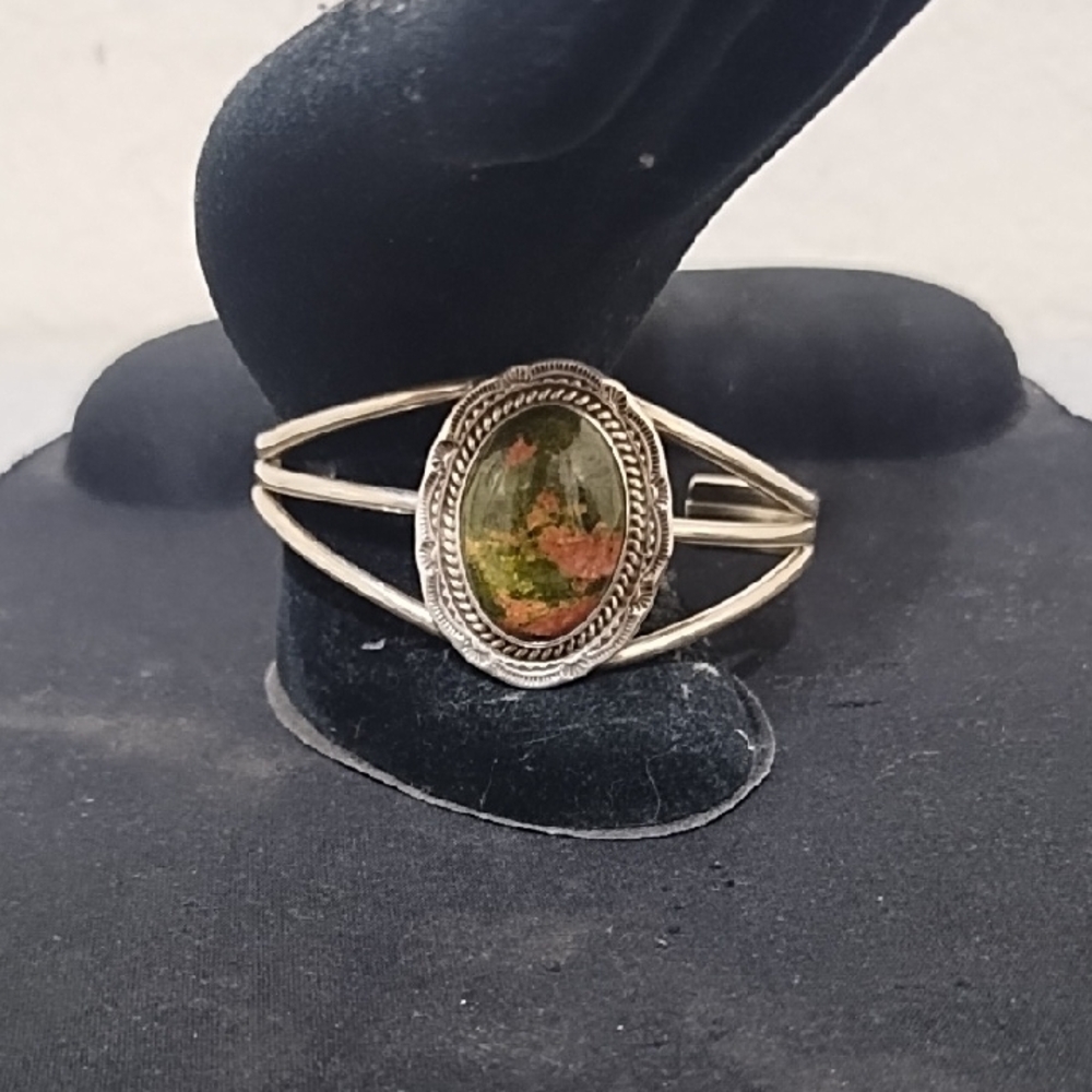 Elegant Silver Bracelet with Floral Design